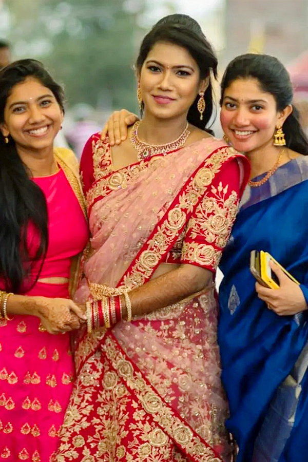 Sai_20Pallavi_20Happy_20moments_20with_20her_20friends_20Photos_20Viral_20_286_29.jpg 8
