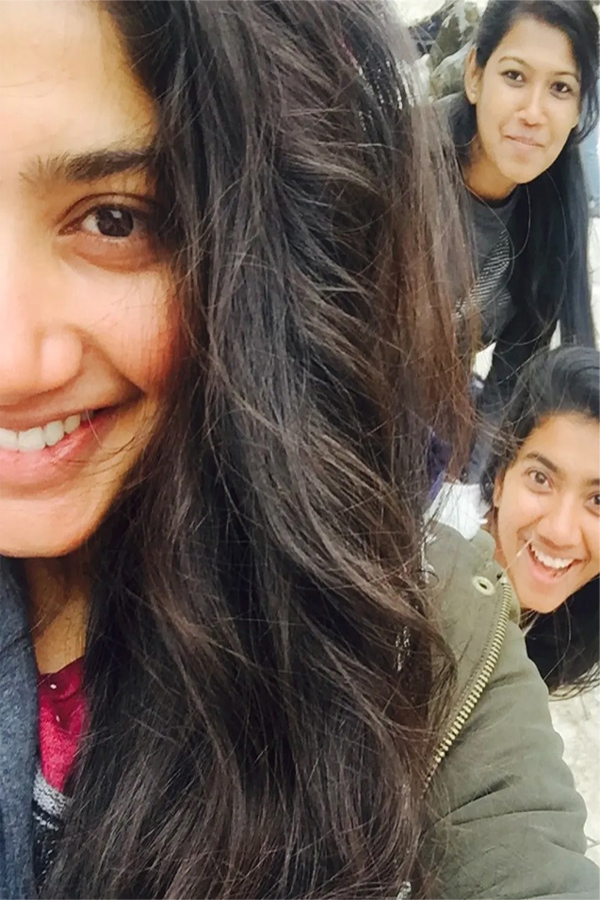 Sai_20Pallavi_20Happy_20moments_20with_20her_20friends_20Photos_20Viral_20_287_29.jpg 9