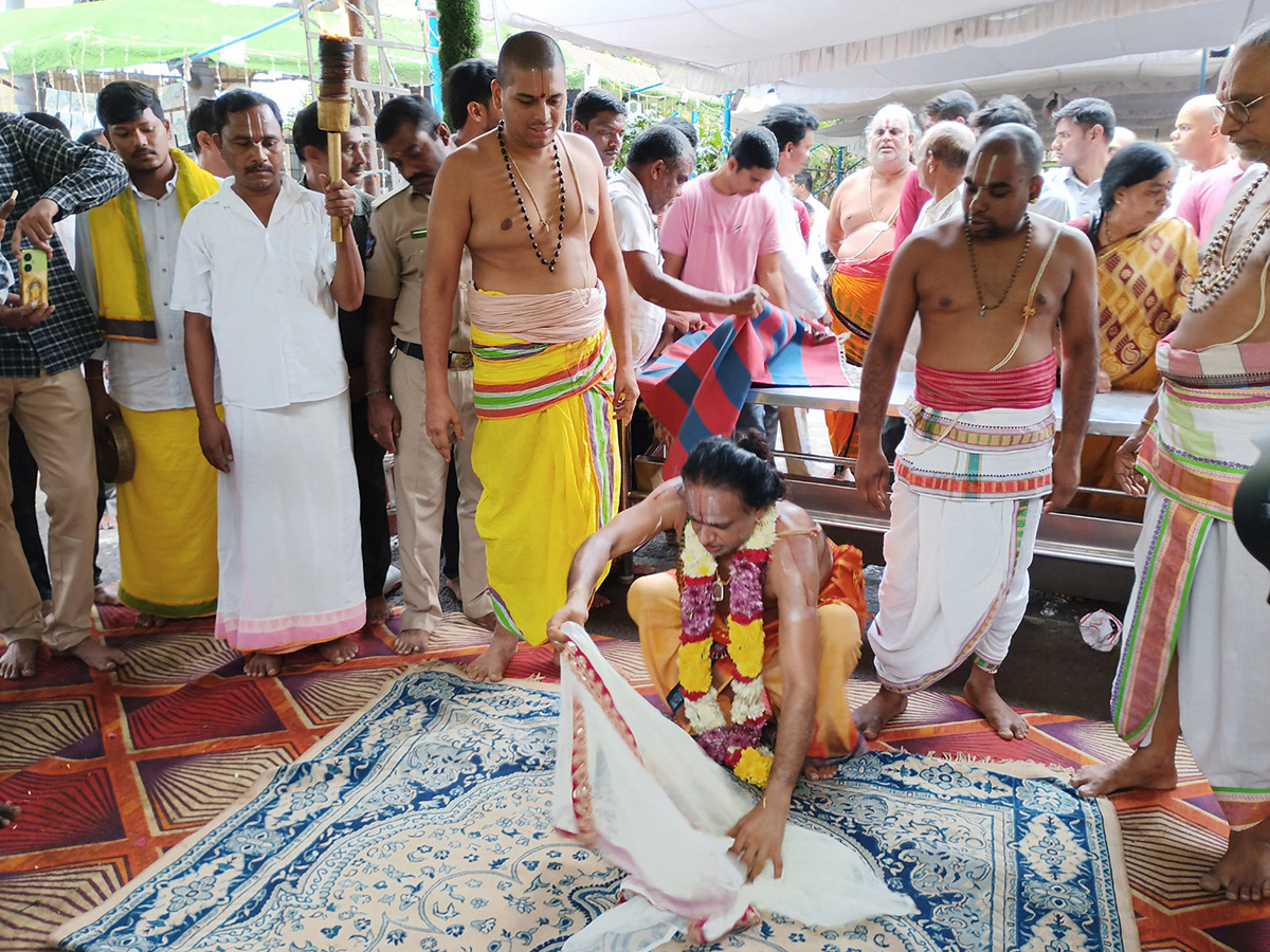 Simhachalam_20Appanna_20Ungarapu_20Seva_202025_20Photos__20_2810_29.jpg 10
