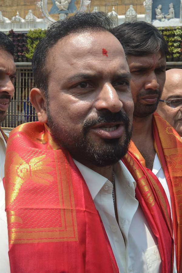 Team_20India_20Fielding_20Coach_20Dilip_20visited_20Tirumala_20Photos_20_289_29.jpg 10