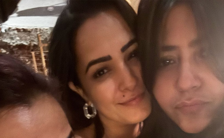 Anita_20Hassanandani_2044th_20Birthday_20Celebrations_20Photos_20_2810_29.jpg 11