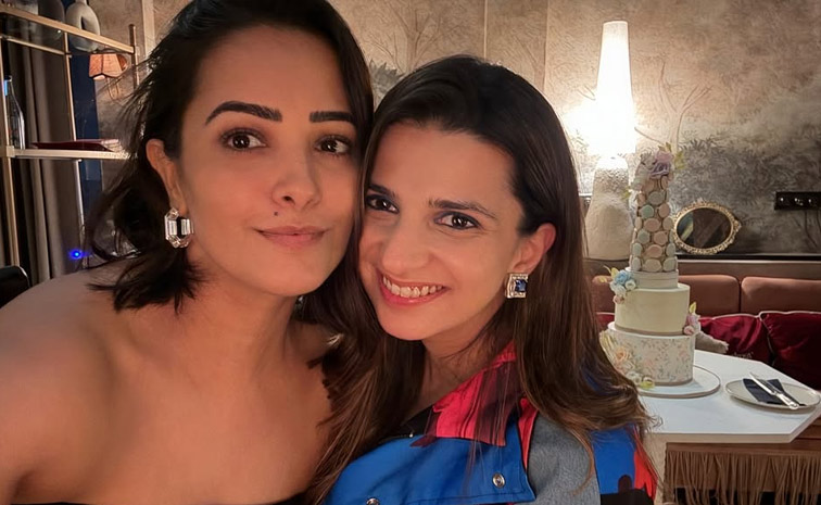 Anita_20Hassanandani_2044th_20Birthday_20Celebrations_20Photos_20_2811_29.jpg 12
