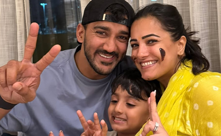 Anita_20Hassanandani_2044th_20Birthday_20Celebrations_20Photos_20_2812_29.jpg 13
