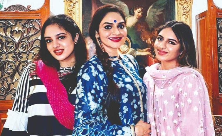 Have_20You_20Seen_20Roja_20Movie_20Actress_20Madhubala_20Daughters_20Photos_20_281_29.jpg 2