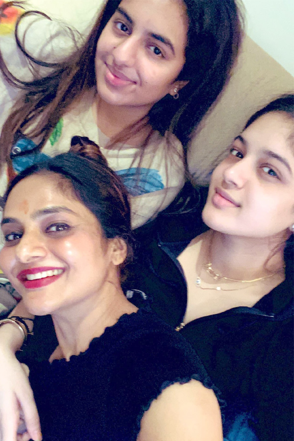 Have_20You_20Seen_20Roja_20Movie_20Actress_20Madhubala_20Daughters_20Photos_20_283_29.jpg 4