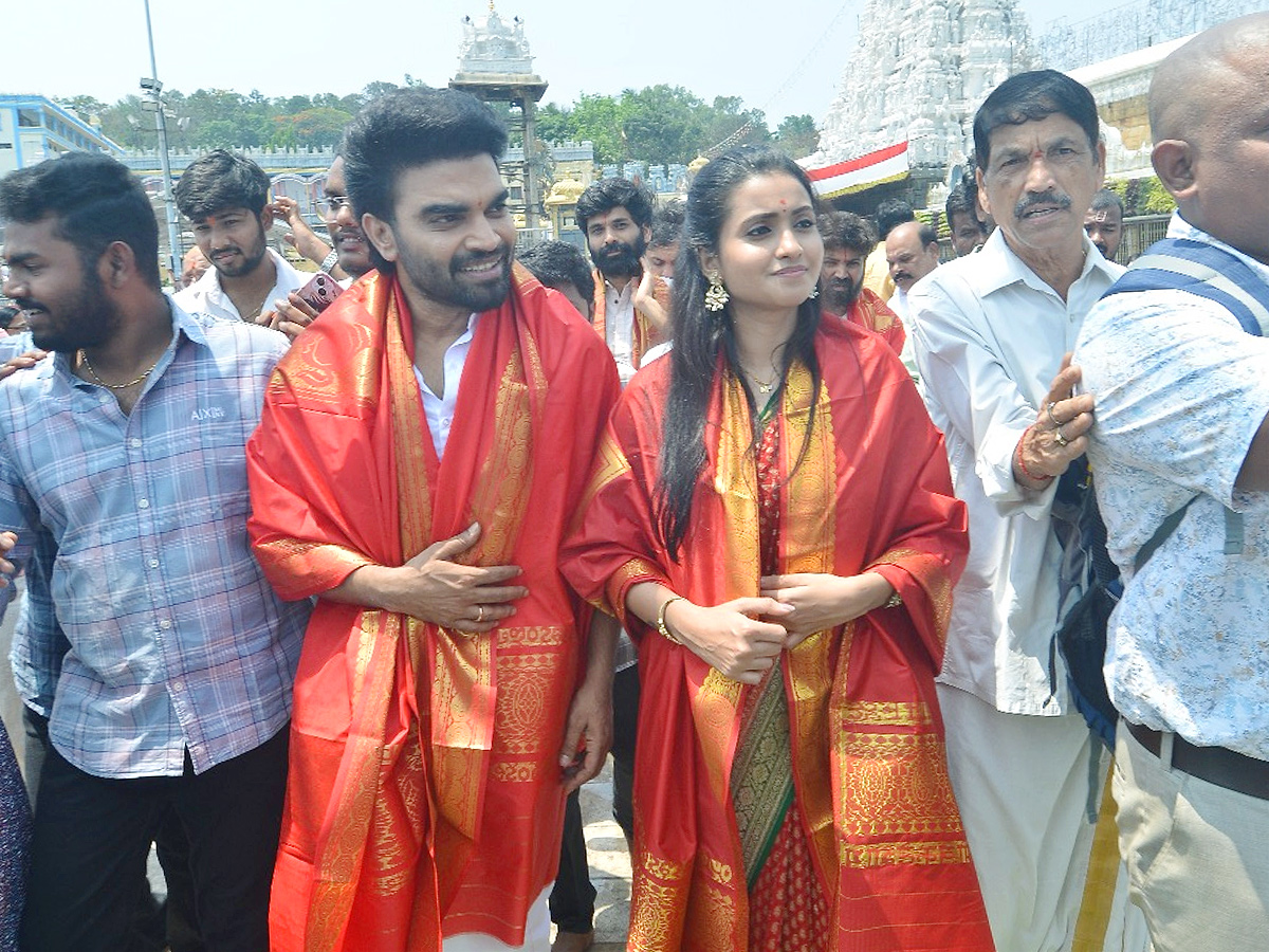 Akkada_20Ammayi_20Ikkada_20Abbayi_20Team_20in_20Tirumala_20Photos_20_2810_29.jpg 10