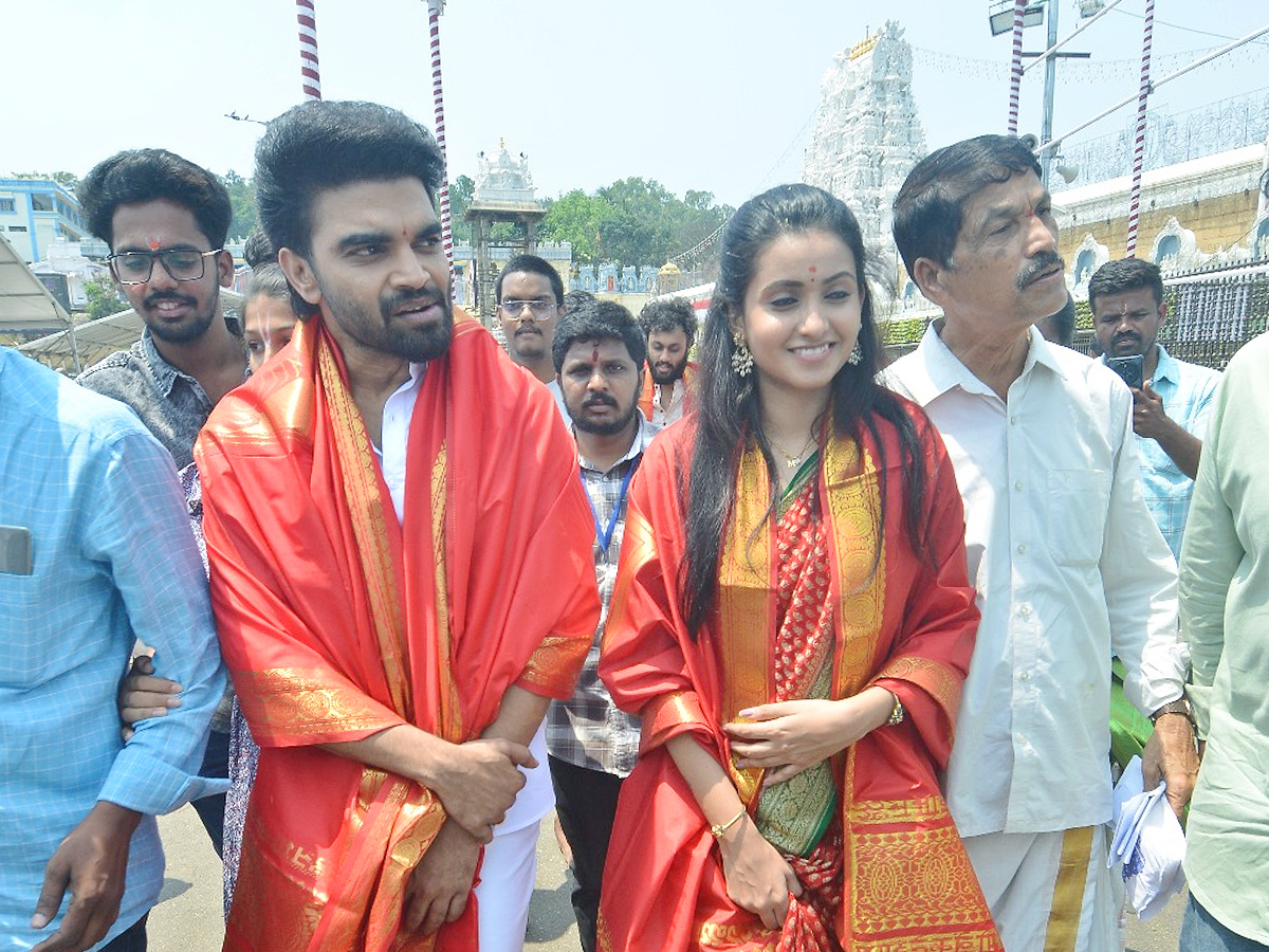 Akkada_20Ammayi_20Ikkada_20Abbayi_20Team_20in_20Tirumala_20Photos_20_2811_29.jpg 11