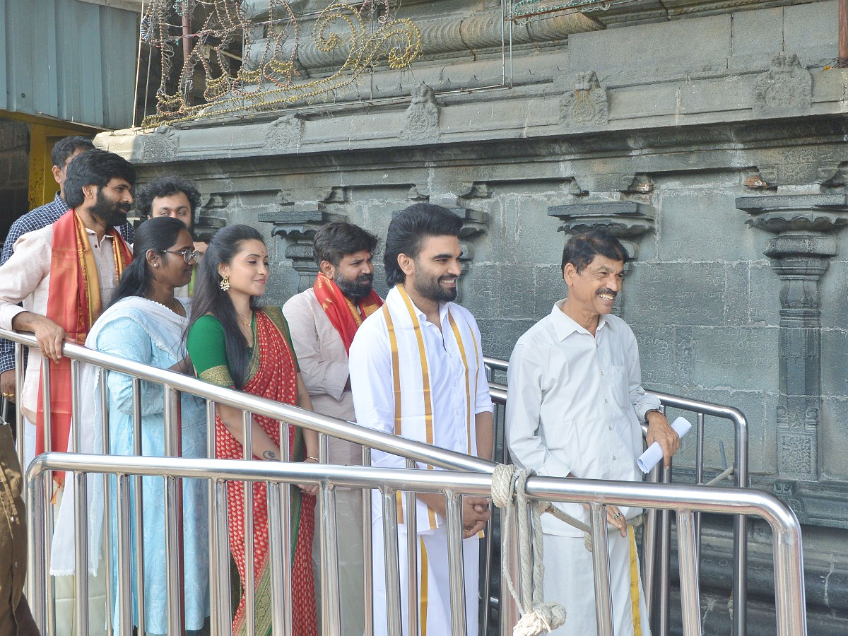 Akkada_20Ammayi_20Ikkada_20Abbayi_20Team_20in_20Tirumala_20Photos_20_2812_29.jpg 12