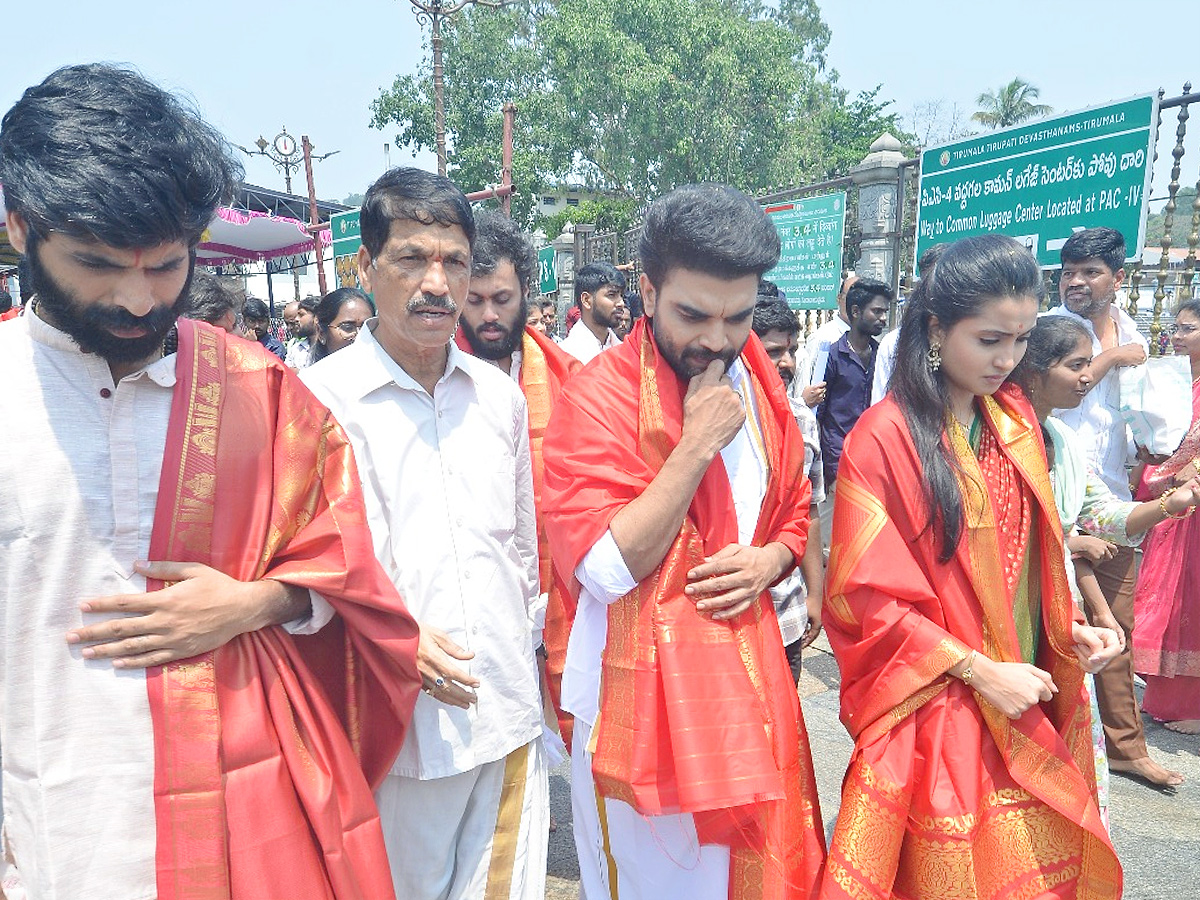 Akkada_20Ammayi_20Ikkada_20Abbayi_20Team_20in_20Tirumala_20Photos_20_284_29.jpg 4