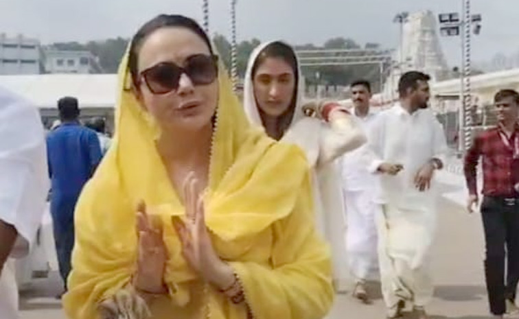 Actress_20Preity_20Zinta_20Visits_20Tirumala_20Temple_20Photos_20_285_29.jpg 5