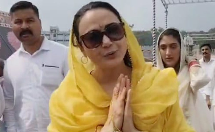 Actress_20Preity_20Zinta_20Visits_20Tirumala_20Temple_20Photos_20_286_29.jpg 6