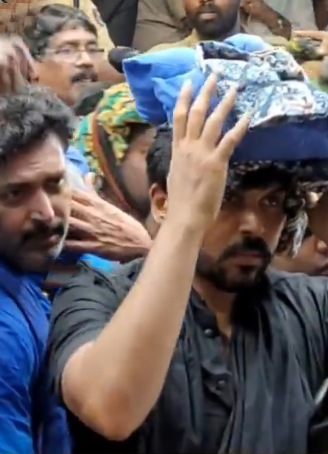 Karthee_20at_20Sabarimala10.jpg 11