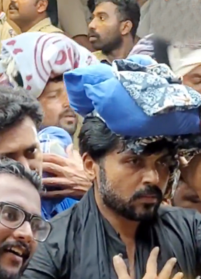 Karthee_20at_20Sabarimala11_20_282_29.jpg 12