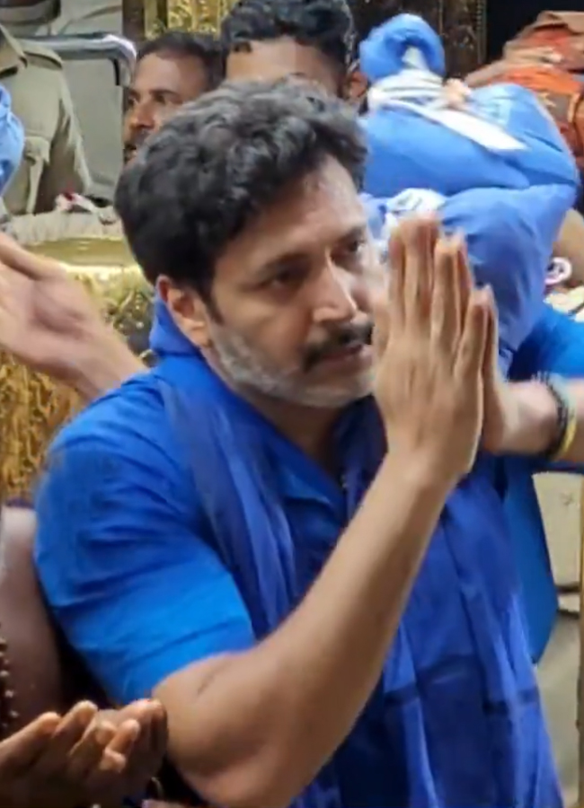 Karthee_20at_20Sabarimala12.jpg 14