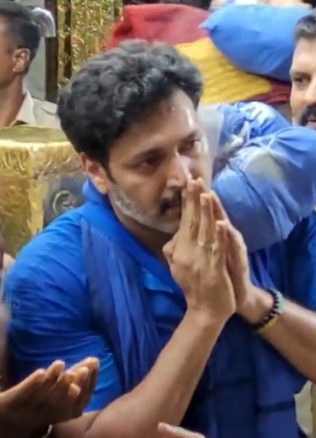 Karthee_20at_20Sabarimala13.jpg 15