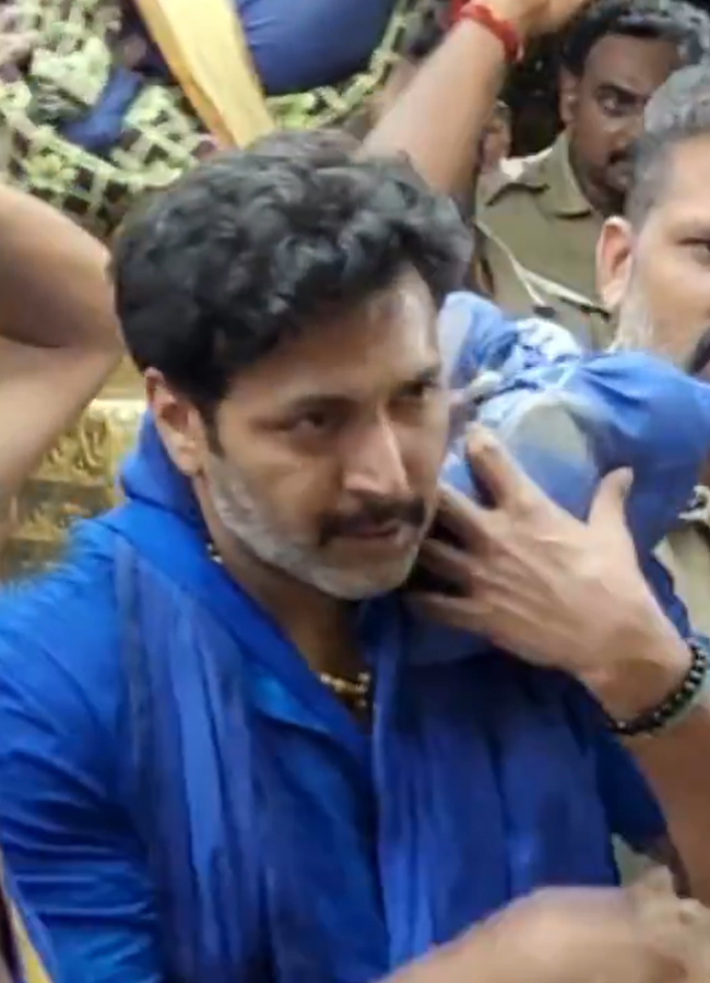 Karthee_20at_20Sabarimala14.jpg 16