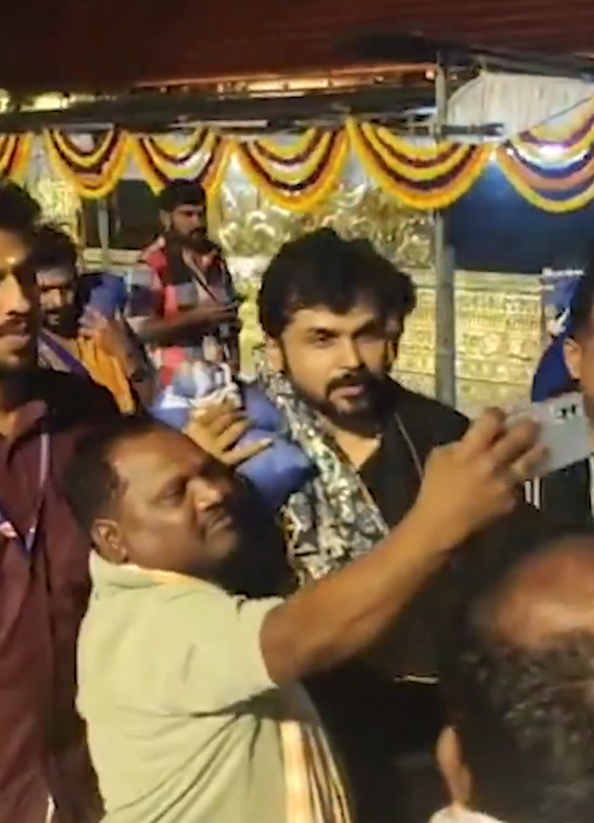Karthee_20at_20Sabarimala15.jpg 17