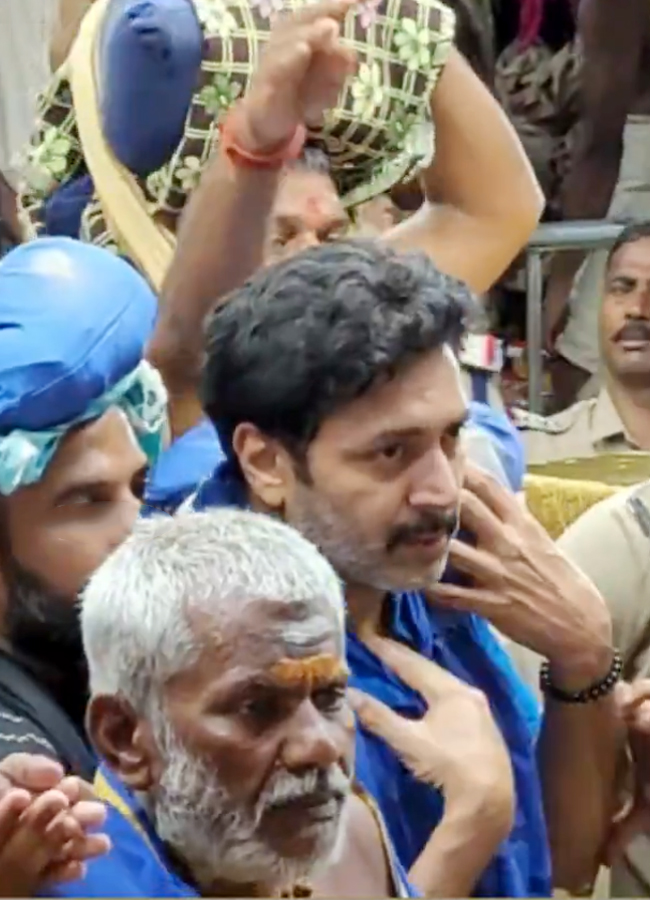 Karthee_20at_20Sabarimala16.jpg 18