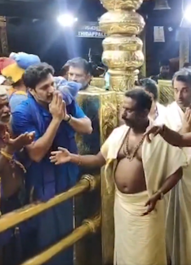 Karthee_20at_20Sabarimala2.jpg 3