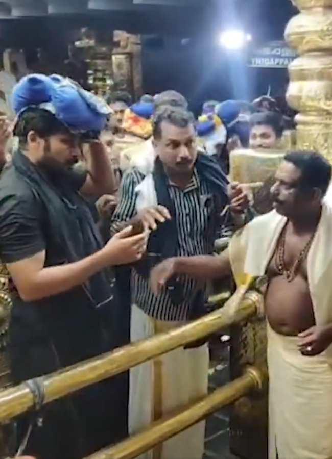 Karthee_20at_20Sabarimala4.jpg 5