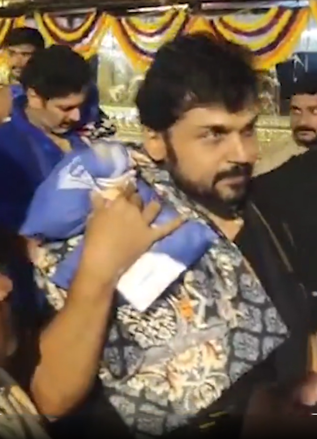 Karthee_20at_20Sabarimala5.jpg 6