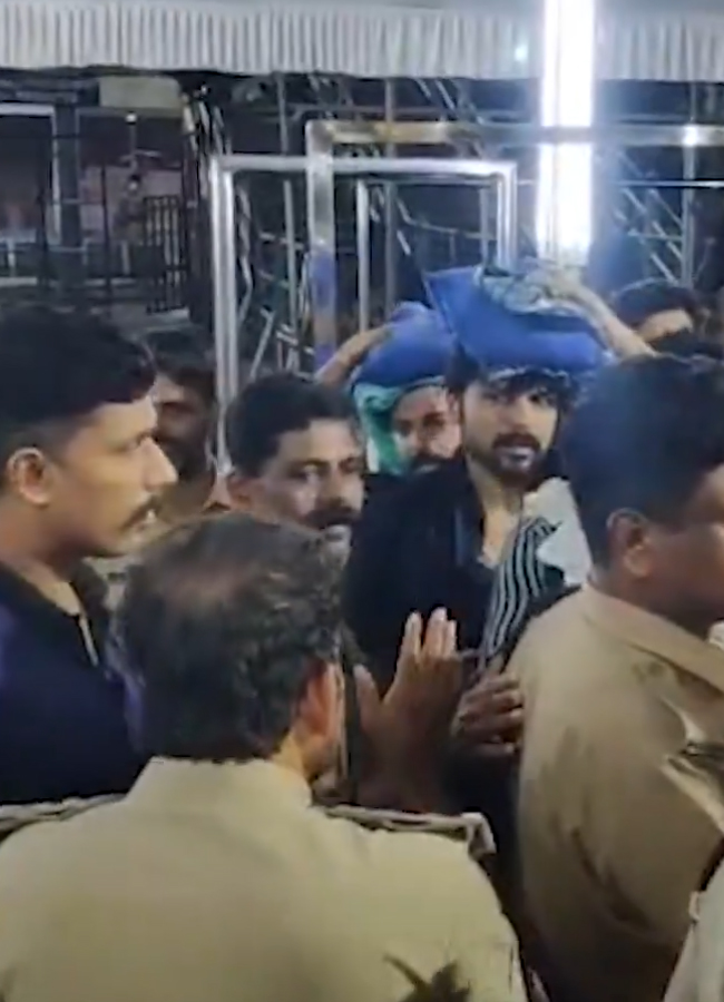 Karthee_20at_20Sabarimala7.jpg 8