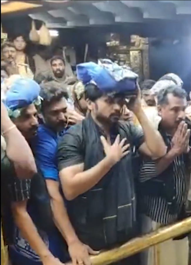 Karthee_20at_20Sabarimala8.jpg 9