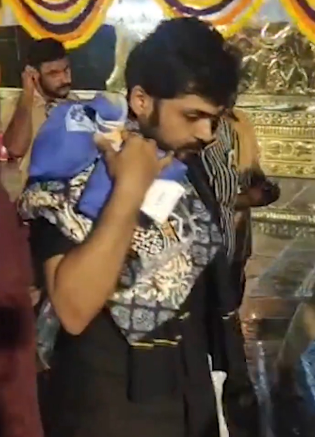 Karthee_20at_20Sabarimala9.jpg 10