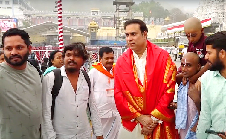 VVS_20Laxman_20Visits_20Tirumala_20Temple_20With_20Wife_20Photos_20_2812_29.jpg 13