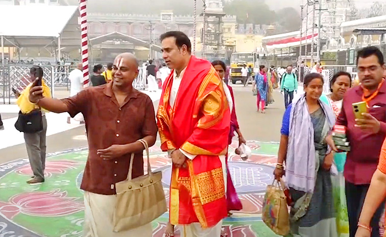 VVS_20Laxman_20Visits_20Tirumala_20Temple_20With_20Wife_20Photos_20_2814_29.jpg 15