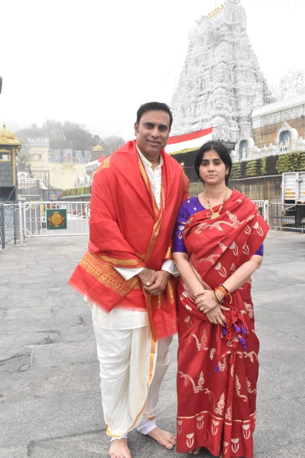 VVS_20Laxman_20Visits_20Tirumala_20Temple_20With_20Wife_20Photos_20_284_29.jpg 5
