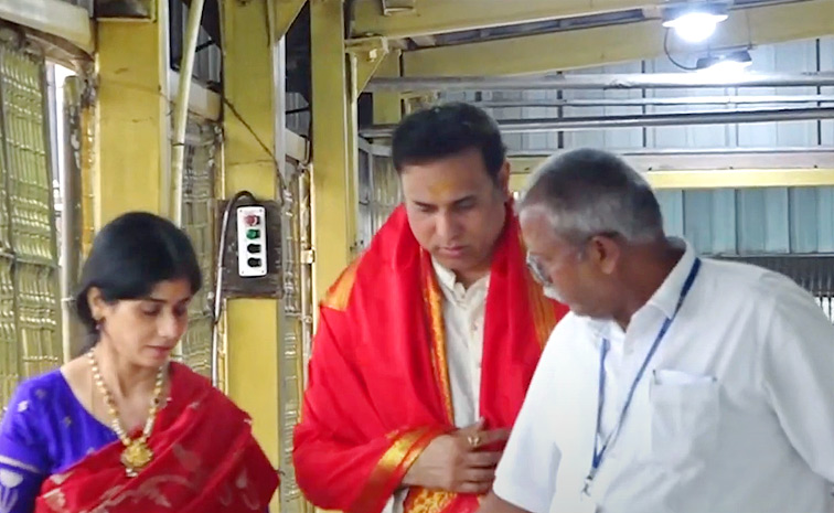 VVS_20Laxman_20Visits_20Tirumala_20Temple_20With_20Wife_20Photos_20_285_29.jpg 6