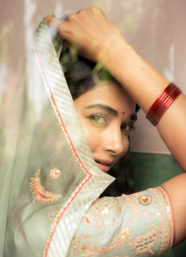 Poojahegde15.jpg 16