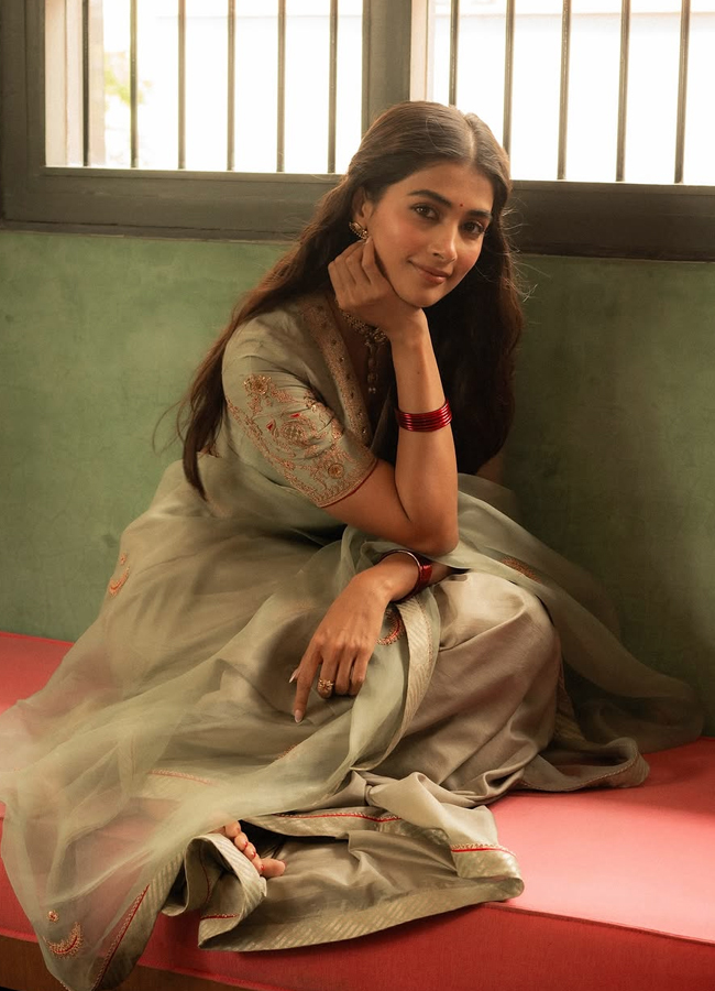 Poojahegde2.jpg 3
