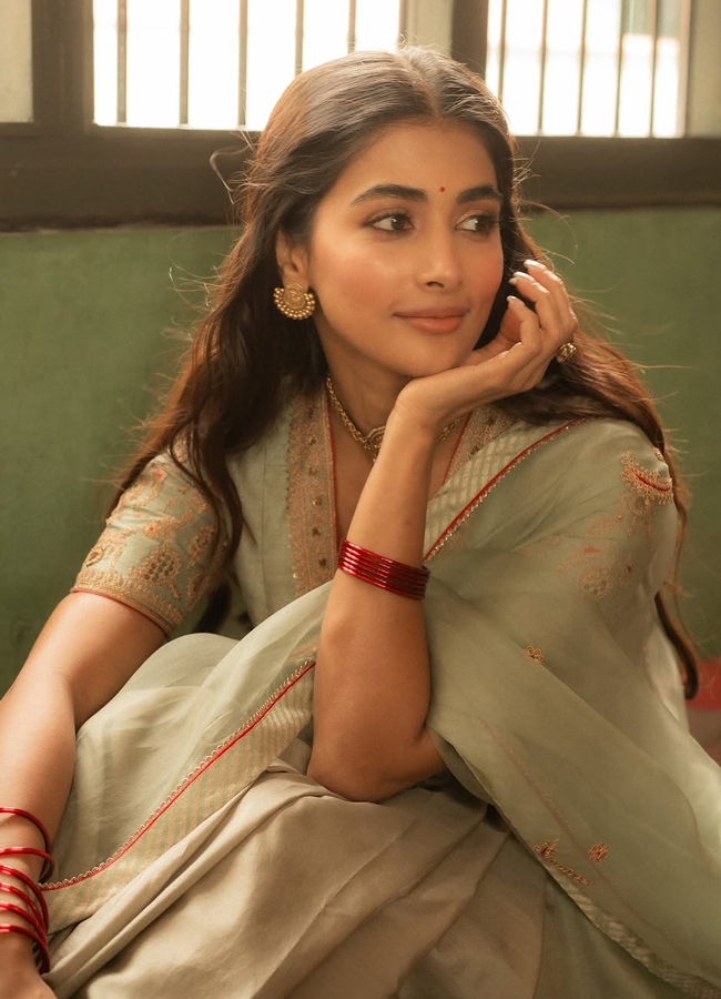 Poojahegde3.jpg 4