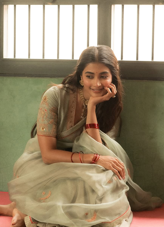 Poojahegde7.jpg 8