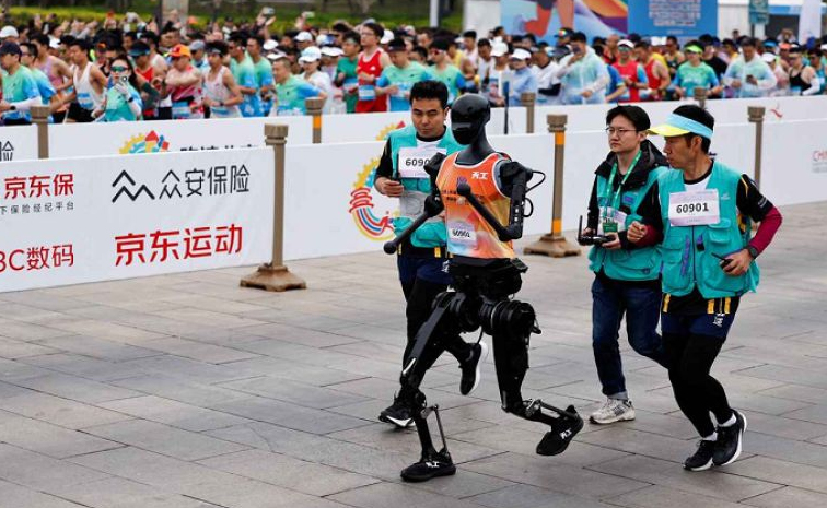 robots-running.jpg
