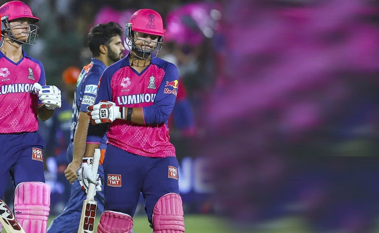 14-year_20old_20Vaibhav_20Suryavanshi_20smashes_20His_20first_20IPL_20Delivery_20for_20SIX_20Photos_20_285_29.jpg 5