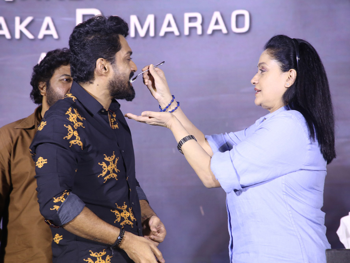 Arjun_20Son_20Of_20Vyjayanthi_20Blockbuster_20Success_20Meet_20Photos__20_281_29.jpg 1