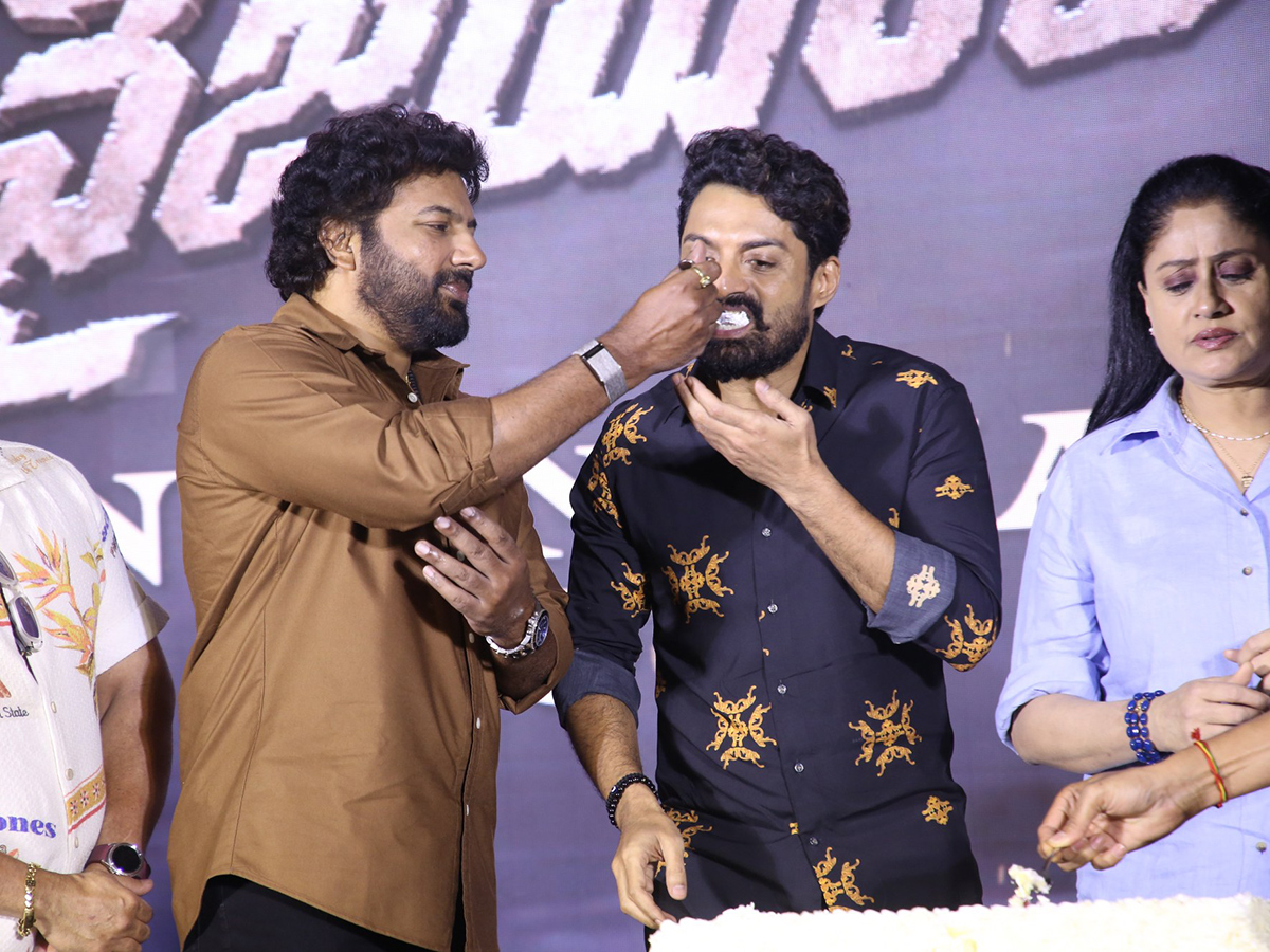 Arjun_20Son_20Of_20Vyjayanthi_20Blockbuster_20Success_20Meet_20Photos__20_283_29.jpg 3