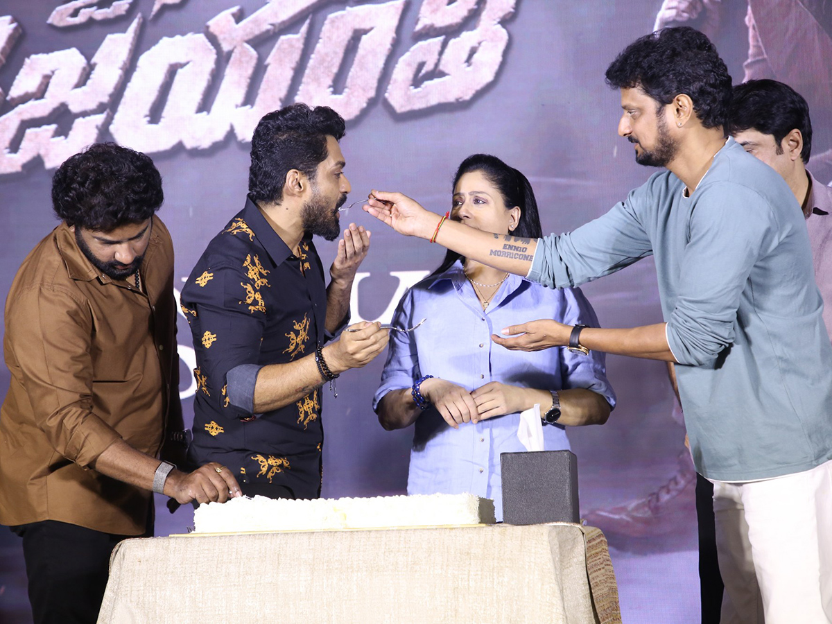 Arjun_20Son_20Of_20Vyjayanthi_20Blockbuster_20Success_20Meet_20Photos__20_284_29.jpg 4