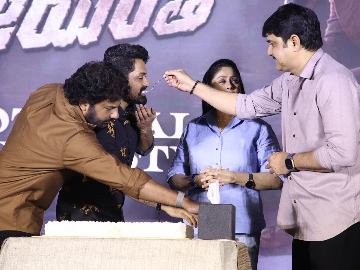 Arjun_20Son_20Of_20Vyjayanthi_20Blockbuster_20Success_20Meet_20Photos__20_285_29.jpg 5