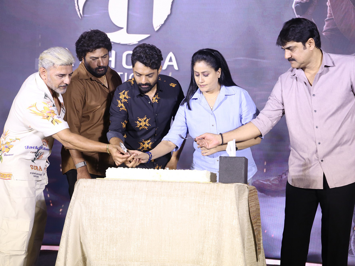 Arjun_20Son_20Of_20Vyjayanthi_20Blockbuster_20Success_20Meet_20Photos__20_288_29.jpg 8
