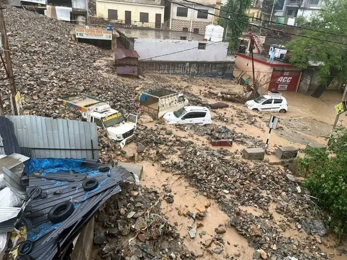 Heavy_20rain_20triggered_20flash_20floods_20in_20Ramban_20Photos__20_2813_29.jpg 13