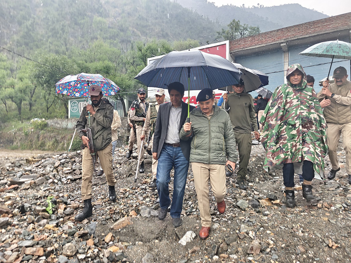 Heavy_20rain_20triggered_20flash_20floods_20in_20Ramban_20Photos__20_2815_29.jpg 15