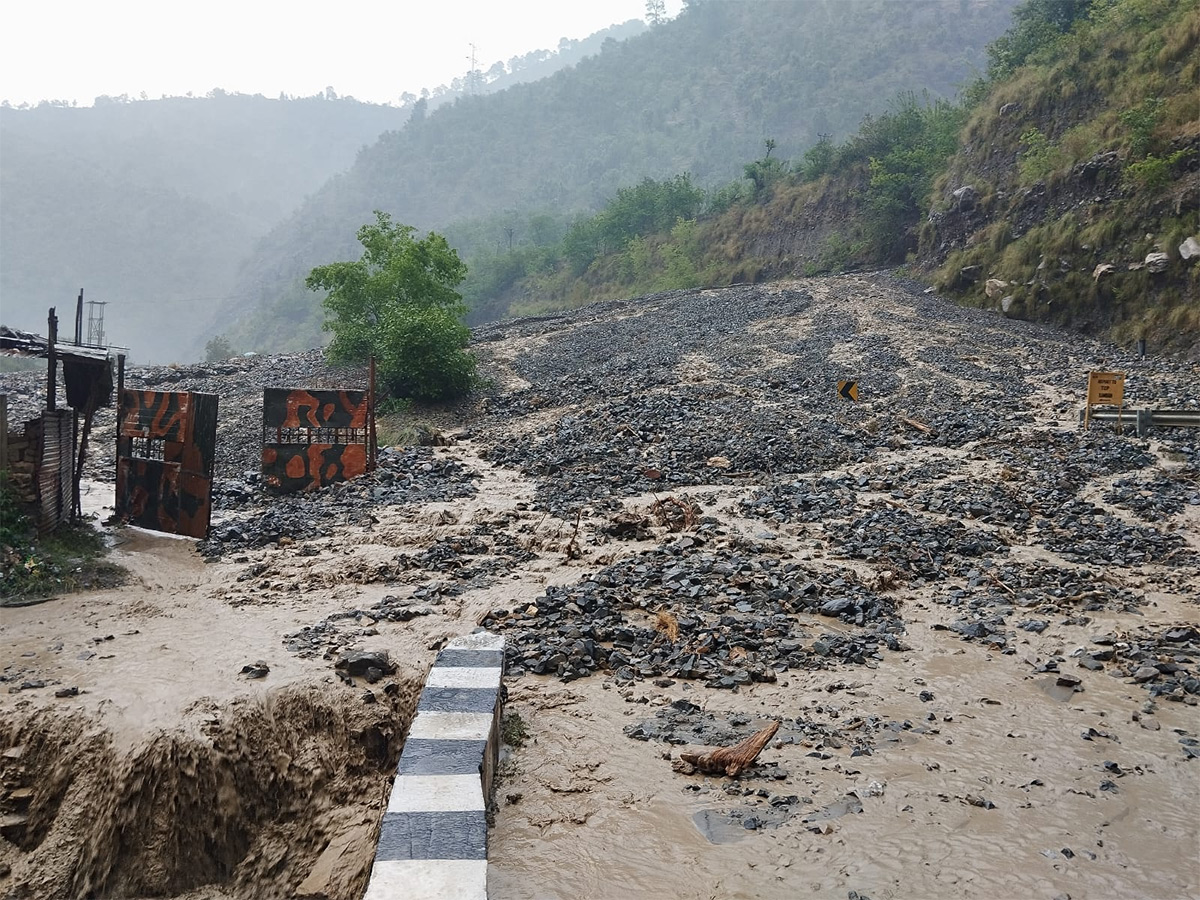 Heavy_20rain_20triggered_20flash_20floods_20in_20Ramban_20Photos__20_2818_29.jpg 18