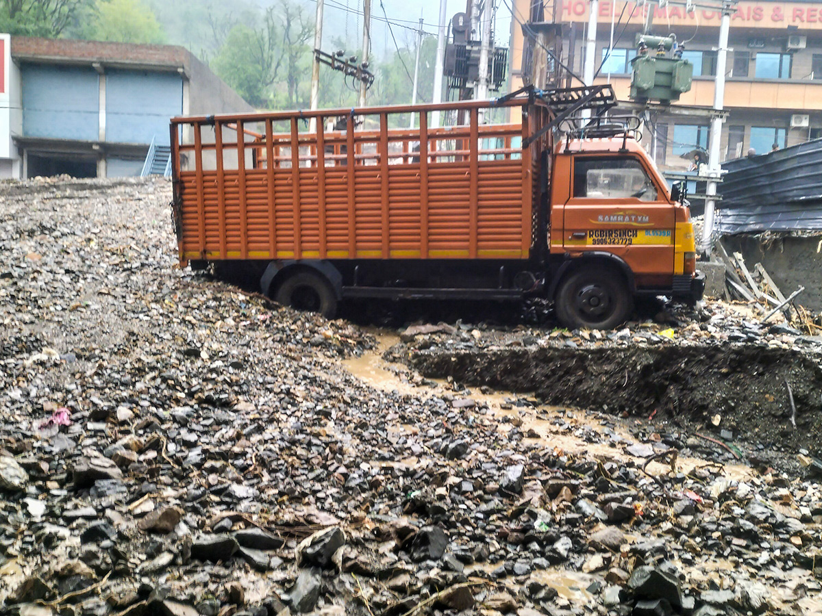 Heavy_20rain_20triggered_20flash_20floods_20in_20Ramban_20Photos__20_2821_29.jpg 21