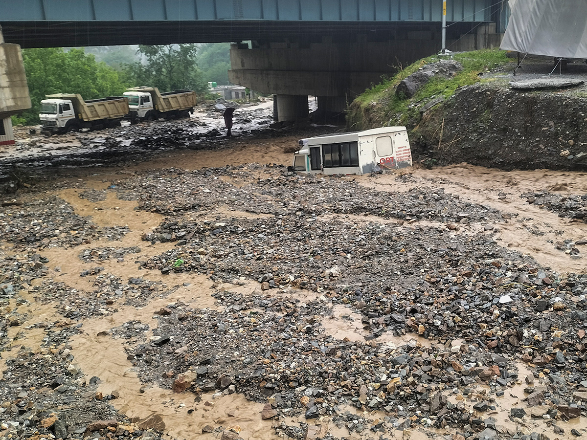 Heavy_20rain_20triggered_20flash_20floods_20in_20Ramban_20Photos__20_282_29.jpg 2