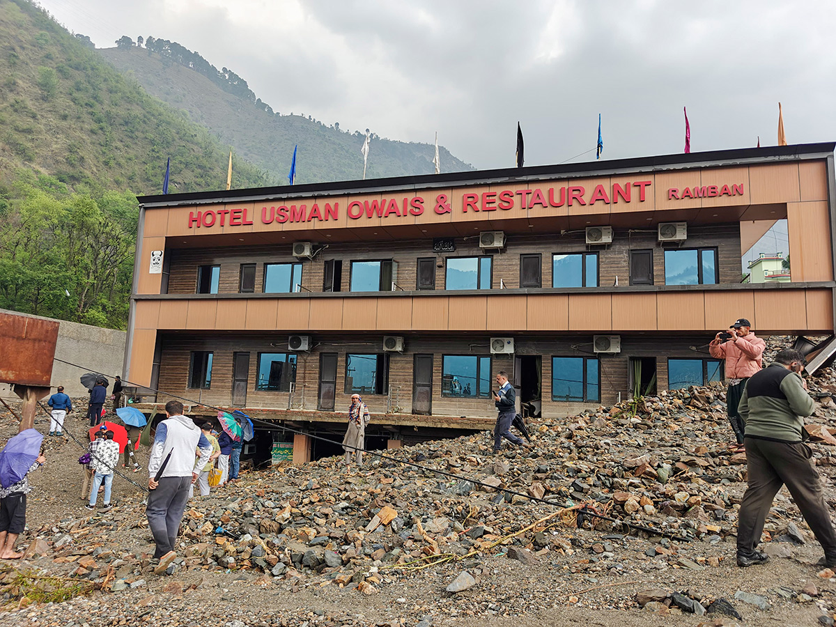 Heavy_20rain_20triggered_20flash_20floods_20in_20Ramban_20Photos__20_289_29.jpg 9