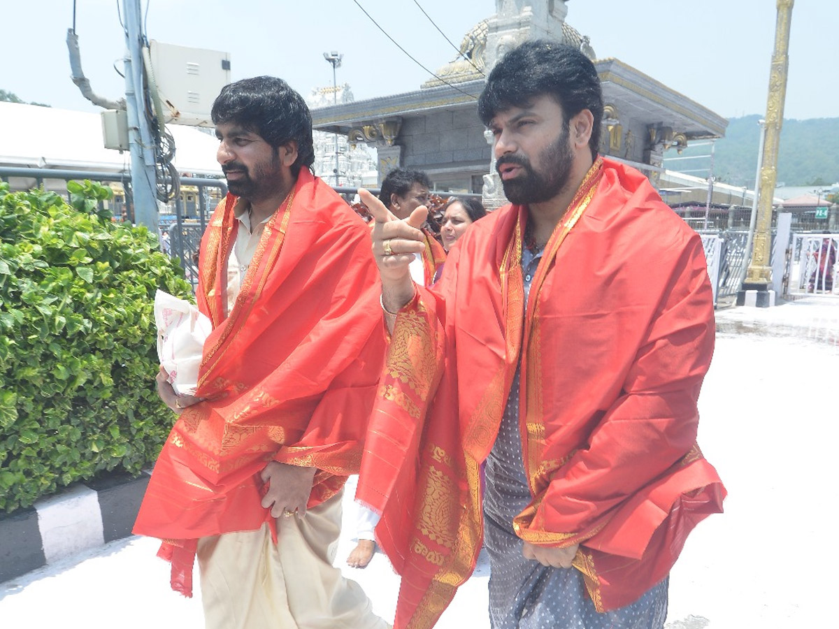 Music_20director_20Thaman_20_2CHero_20Ashwin_20Babu_20visited_20Tirumala_20Photos_20_2815_29.jpg 3